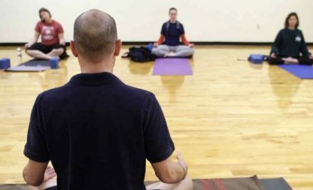Policías de San Luis recibirán clases de yoga para combatir el estrés