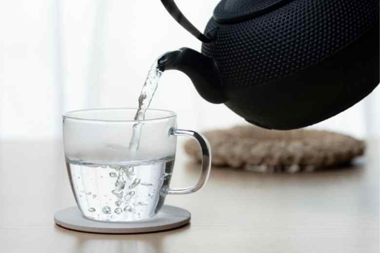 Beneficios del Agua Caliente Según el Ayurveda