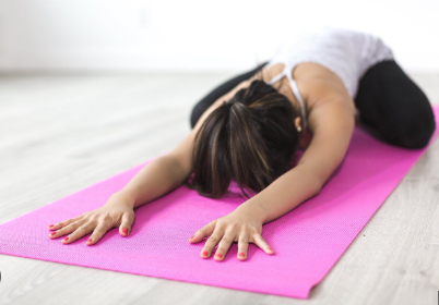 Dolor de panza y pesadez: el ejercicio simple que desinflama el abdomen sin medicación