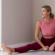 Menopausia: la postura de yoga que expertos recomiendan a todas las mujeres