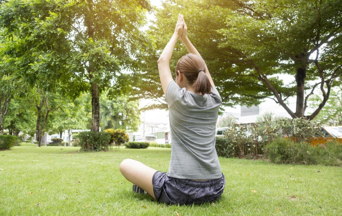 Estrés y ansiedad: minipráctica de yoga que te relaja rápido