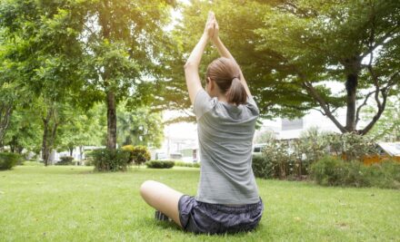 Estrés y ansiedad: minipráctica de yoga que te relaja rápido