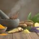 Remedios herbales para aliviar el dolor: cúrcuma, jengibre, clavo, lavanda y más