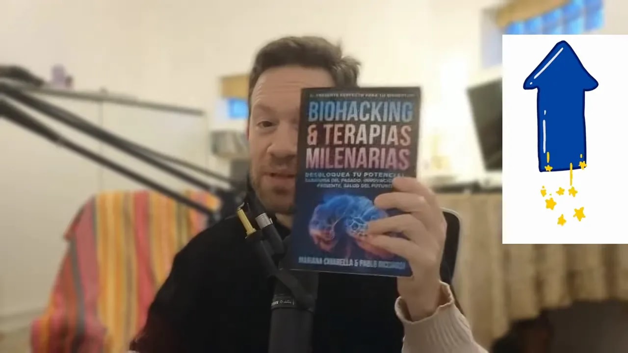 Libro Biohacking y Terapias Milenarias sostenido frente a cámara